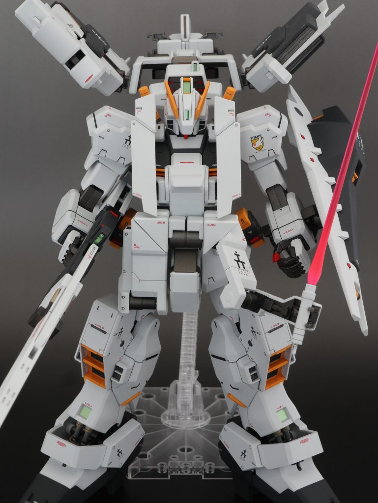 アドバンス装甲で武器の保持も可能。
ビームサーベルは蛍光塗料、ホワイト、光沢、つや消しで発光しているようにしました。