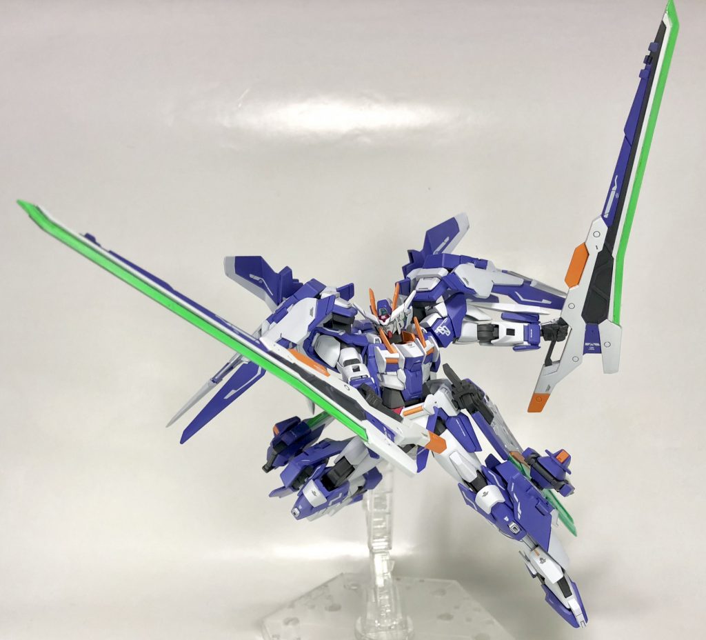 GNバスターソードIIIはカラーリングを変更しています。分離・合体機構もそのまま残されています。