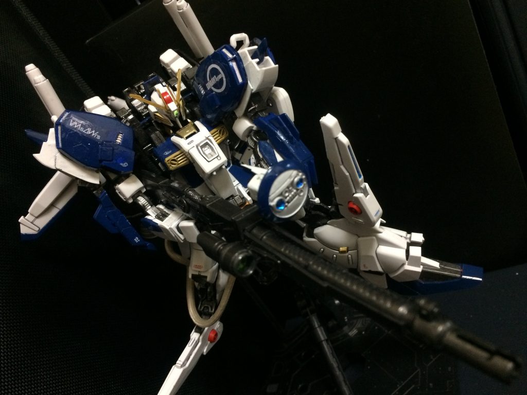 追加武装
●ビーム・スマートガン
通常のビームスマートガンにレドームを追加し、命中率を向上させている。レドームのセンサーは光沢色折り紙。

●背部ビームカノン
Sガンダムの背部ビームカノンは1対2門から、本機体のブースターユニットには2対4門に増やされ、火力が増強されている。 2つ並べてるんで、射角狭くなってるんですけど...。まあ、いいか。