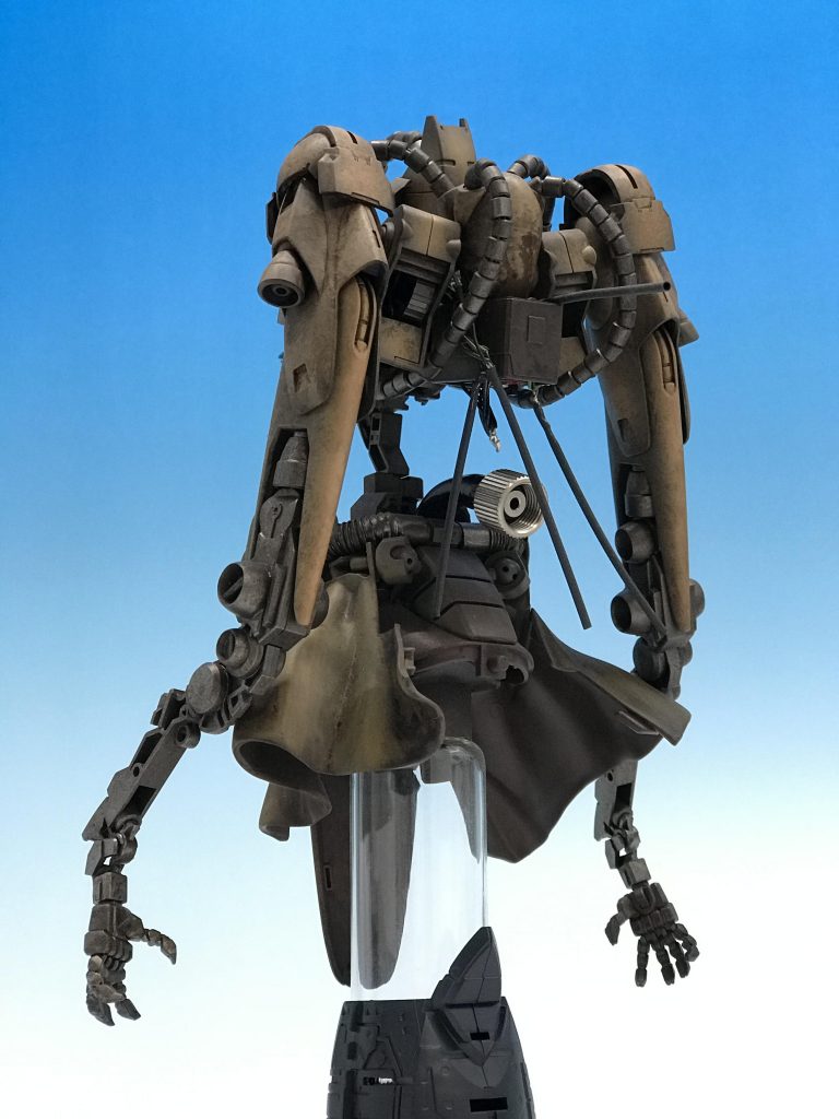 背中はこんな感じ。
電飾用のコードが丸出し。当初はなんとかして隠すつもりでしたが、あぁこれもアリかと予定変更しました。
ついでに腰の後ろからも変な管が。こちらについては後ほど。