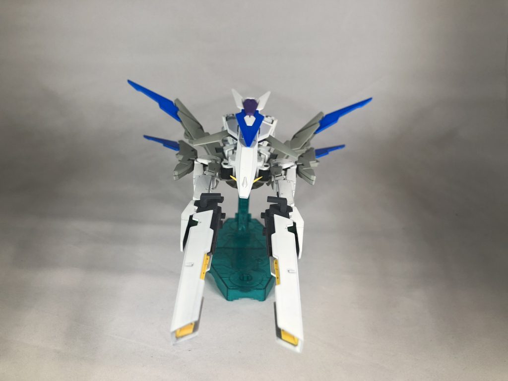 飛行形態。
腕パーツ外してバズーカ差し替えます。
砲撃しながら高速離脱する設定。