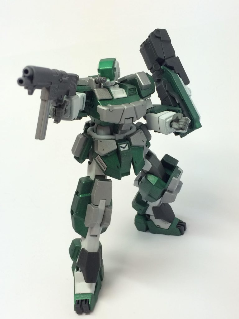 中距離戦闘用にハンドマシンガンを装備
主に牽制として使われる