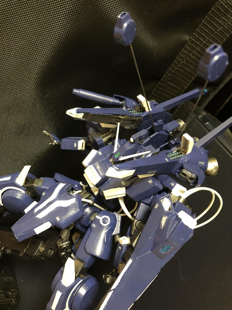 ●インコム
背部に2基搭載されている有線式の準サイコミュ兵器。コントロールワイヤーを延ばしながら敵機に向かって飛んでいき、ビームを発射して攻撃する。一定の長さまで到達した場合はインコム本体から「リレー・インコム」と呼ばれる中継器が射出され、距離を延長できるようになっている。ちなみに、このリレー・インコムには威嚇射撃を行う為のマイクロ・レーザーが各1門内蔵されている非サイコミュ兵器で、通常のパイロットでも運用可能。しかし、サイコミュ制御された誘導兵器に比べれば正確な攻撃ができない。また、インコム射出時に機体制御も著しく損うことでこの兵装の実用度は然程なく、腕前のいいパイロットからすれば使えきれない武装と言える。
●マイクロ・ミサイルランチャー
背部バインダーに対MS用のマイクロミサイルランチャーを搭載。左右で12×2の最大24基で、搭載しているのは、AMS-01H対MSミサイル。(ガザDのものと同型)
ニューディサイズ側でインコム・システムが不調の代わりに取り付けらた2基の四角状コンテナタイプの武装との関連性は無く、こちらは本機では非搭載。
●ビーム・キャノン
背部バインダーの先端部に1門ずつ、計2門内蔵されている。ジェネレーターと直結しており、前方に向けての発射も可能。後のドーベン・ウルフに搭載されたビーム・キャノンは本機の物を改良した物となる。