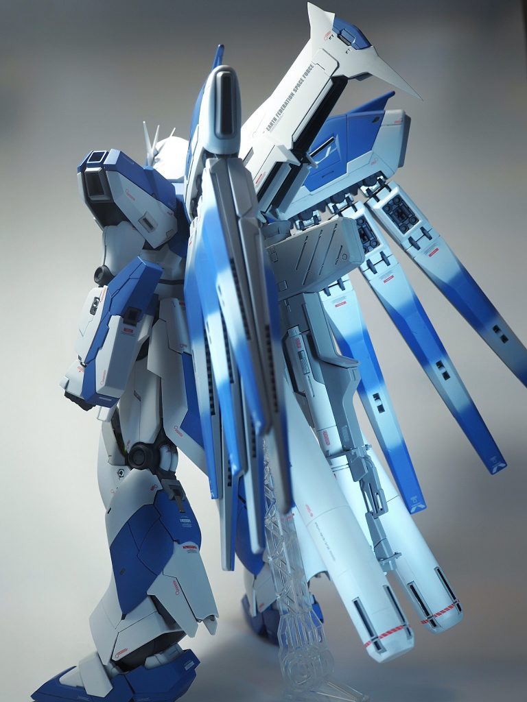 Hi-νガンダムは背部のボリュームが凄まじいですね。専用のスタンドを使用しなければ、自立出来ません(´・ω・`)
フィンファンネルのメカ露出部も一応塗り分けしたのですが、写真じゃあまりわかりませんね(´・ω・`)