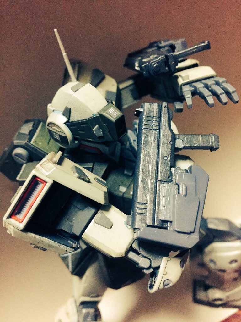 両腕に付いたハンドガンがメイン武装です。