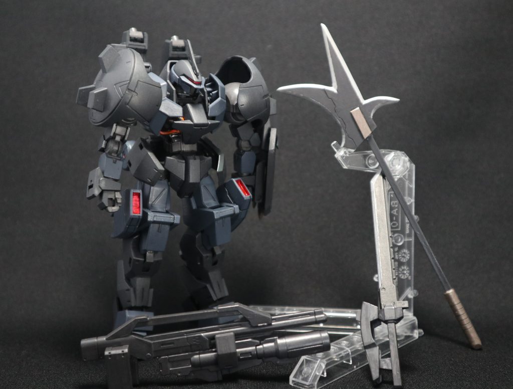 スタティックディスプレー。
武装は、メイン武装に中世英国で最強の打突武器と言われたウェルシュフック、サブウエポンにナックルガード付きのバトルブレード、左腕にパイルバンカー装備のバックラーシールド、射撃武装はへパイストス社製190mmロングライフルと下部に4連ランチャーを装備。