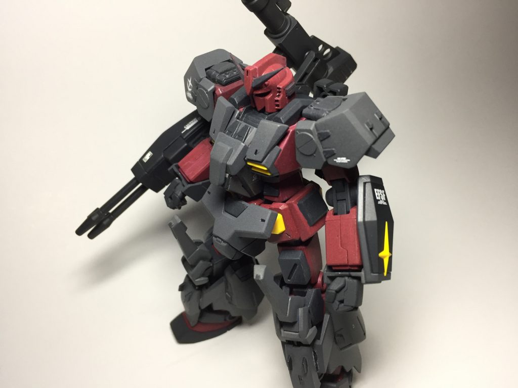 アーマーはグレーの濃淡で塗り分け