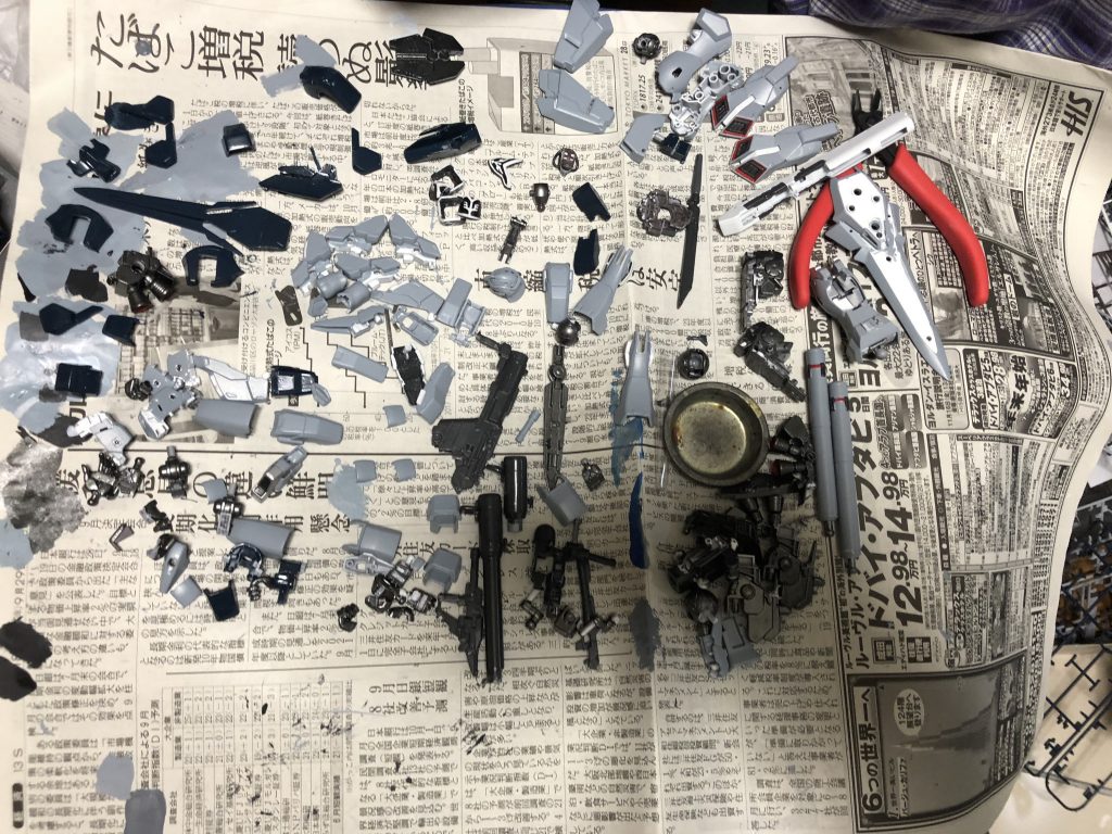 かなり汚くて申し訳ないですが、塗装過程
カラーは
本体グレー:MSホワイト+ニュートラルグレー+インディブルー
関節、バーニア:ガンメタ
胸部、足首等:インディブルー+ブラック
ライフル、エングレービング等:MSホワイト
目、バーニア内部:モンザレッド
バズーカ、ライフル等:ニュートラルグレー+ブラック
フロントアーマー、脚部シルバー等:シルバーリーフ