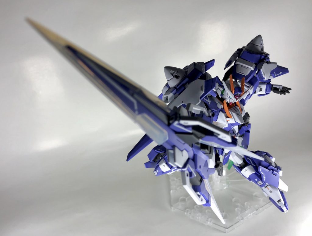 私見として強化装備の役割は「ラスボス戦までいかにノーマルの本体を温存するか」と思っておりまして、正面以外は強固なGNフィールドが張れるものとしています(正面は当然避ける)。最終的にはメインのGNカレトヴルッフとフルセイバー一振りあれば充分ですから。