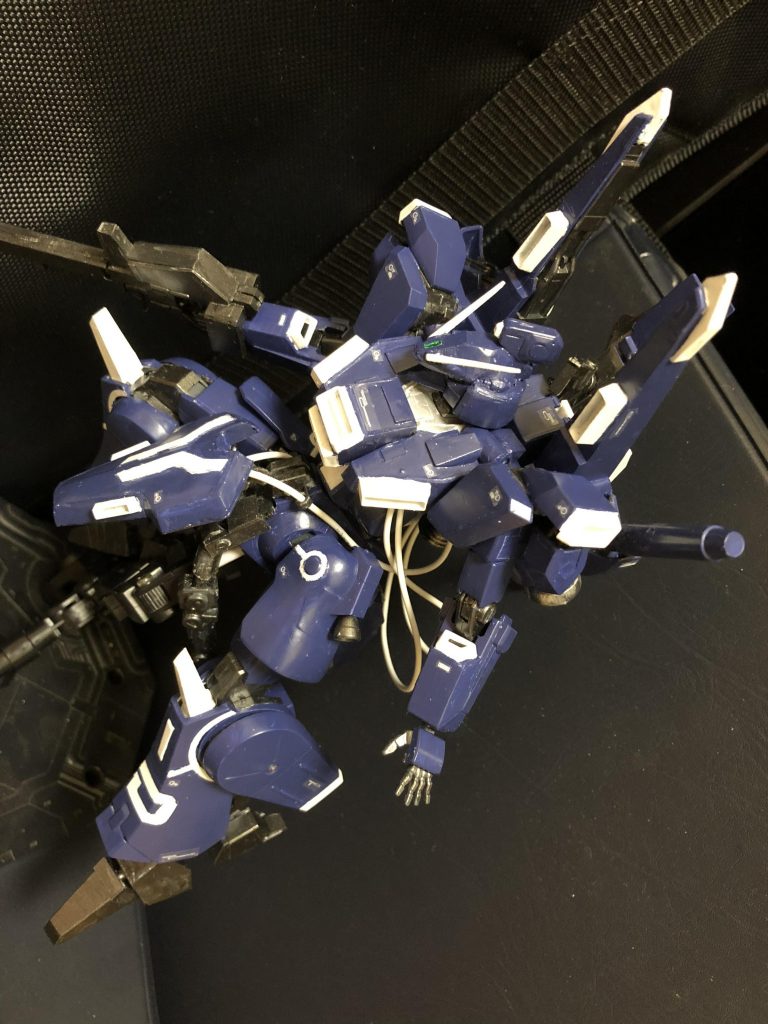 変形機構は、ネオジオン軍の代表的な可変MSのガザシリーズをベースに設計されており、上半身を90度前方に起こし、両脚、両腕を機体後方に収納、バックパック、バインダーを起こしヘッドパーツ前部にシールドを設置する。その際に両脚の向きでそれぞれ、MA形態、砲台形態、ウェブライダー形態を取ることが出来る。