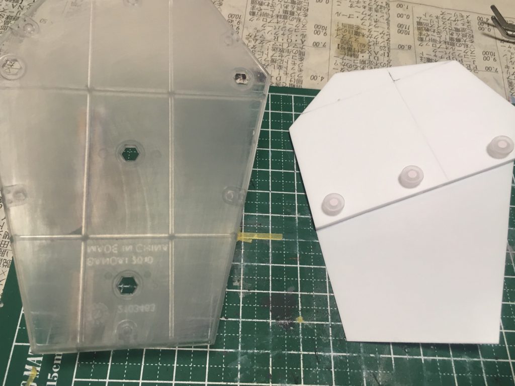 水の表現は、スチロールのりを盛って爪楊枝でツンツンクニュクニュと形を崩して、乾燥後に塗装。