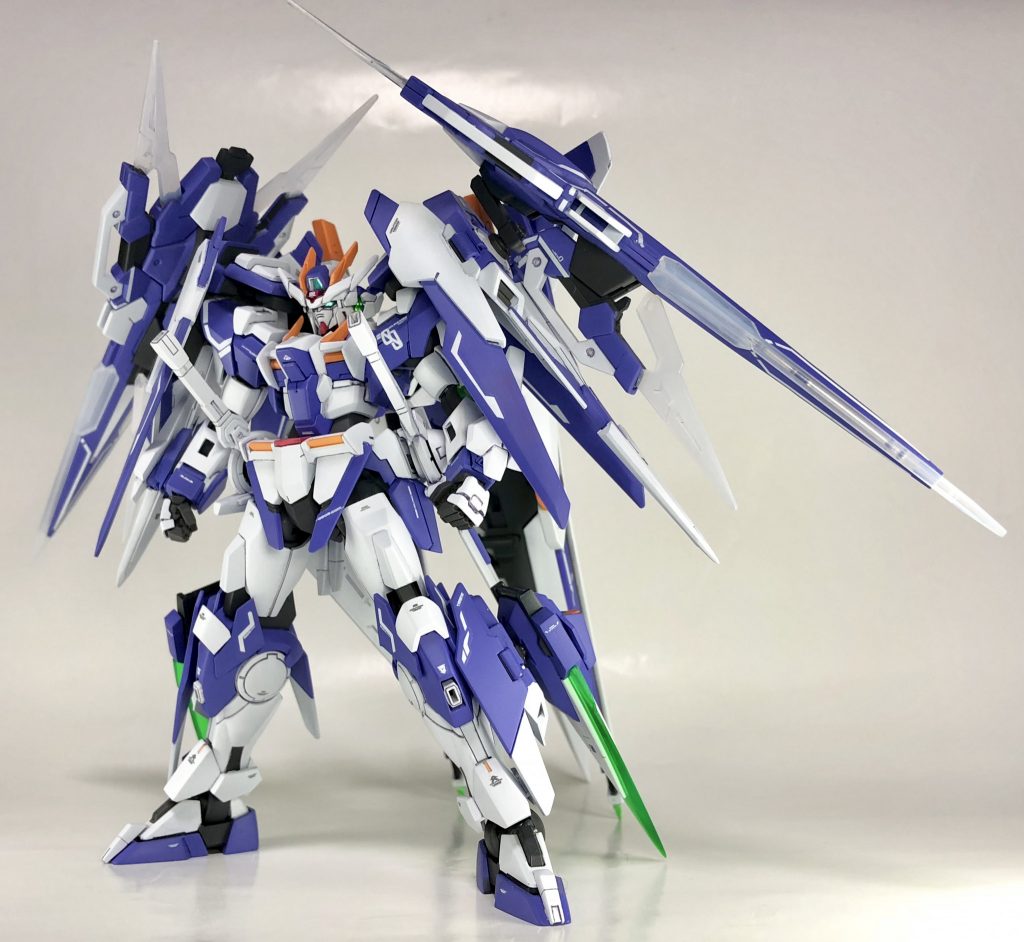 正面。アヴァランチエクシアのシルエットも当然意識しています。