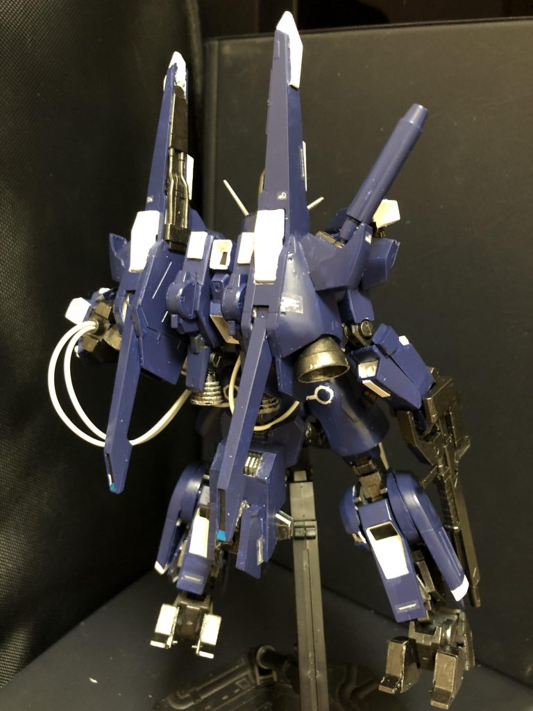 グリプス戦争当時、オーガスタ研究所は当時最新鋭の研究分野であったニュータイプ関連の研究に取り組んでいた。 
そんな中、一般人の乗る機体でもニュータイプや強化人間のようなオールレンジ攻撃に近い戦法を可能にする準サイコミュ武装としてインコムが開発される。このインコム・システムはオーガスタ研究所開発のガンダムMk-Ⅳに試験的に搭載されたが、その後継機である本機には主力兵装として背面に2基装備されている。 ただ本機は『ガンダム』の名を冠してはいるが、機体の構造やフォルムは独特で、過去のガンダムタイプのMSと通ずる部分は非常に少ない。これは『ガンダム』の名を新システム(本機の場合はインコム・システム)の喧伝に使うという、当時の連邦軍内における常套手段である。