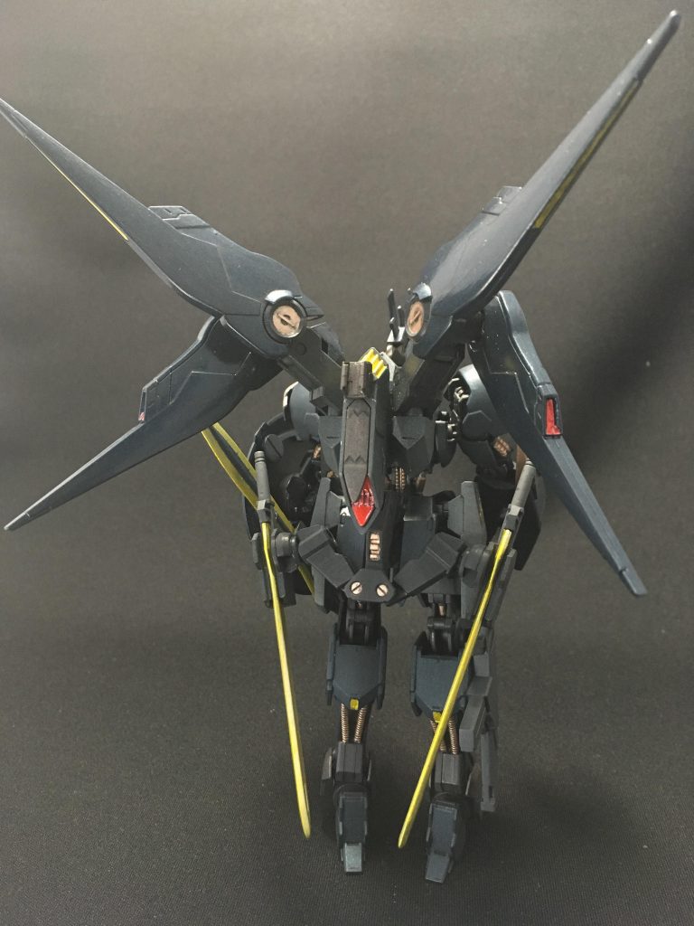 バックショット。4枚羽のスラスターは独立して可動します。