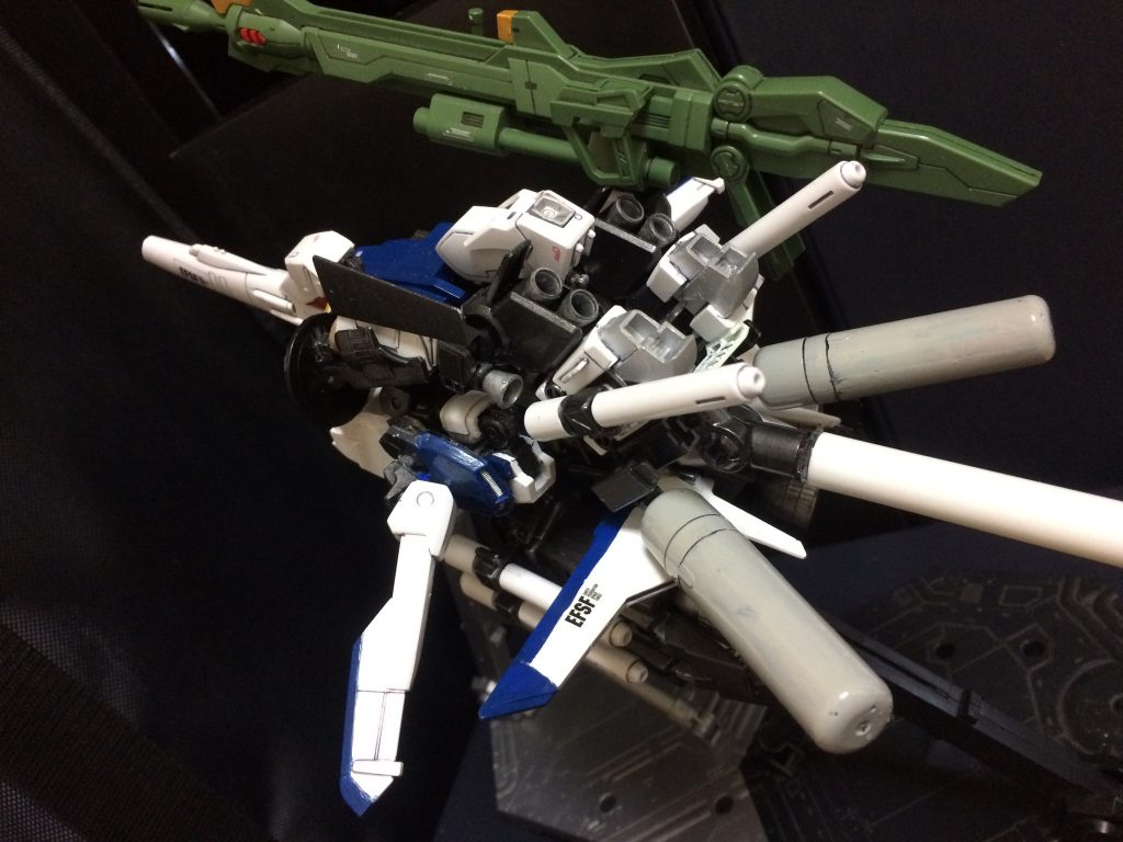 ●Gクルーザー
Gアタッカー+Gベース
Gアタッカーを上部に、Gベースを下部にバックパック部のジョイントにてドッキングした形態。
ブースターユニット装備型とほぼ同様ですが、増加パーツが多いので、か〜な〜りムリヤリ変形させてますよ。
MS形態より推力は高いが、攻撃性能、回避性能は低下する。そもそもMS形態で十二分に推力は高いので、Gクルーザーモードの意味はあまりない。