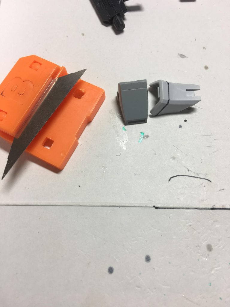 　ディテールが全体的にあっさりしていたので、グリップのこに付属のトースカン台を使い、脛と籠手に横一文字のスジ彫りを追加しています。背面左側にもフリーハンドですがスジ彫りを入れています。