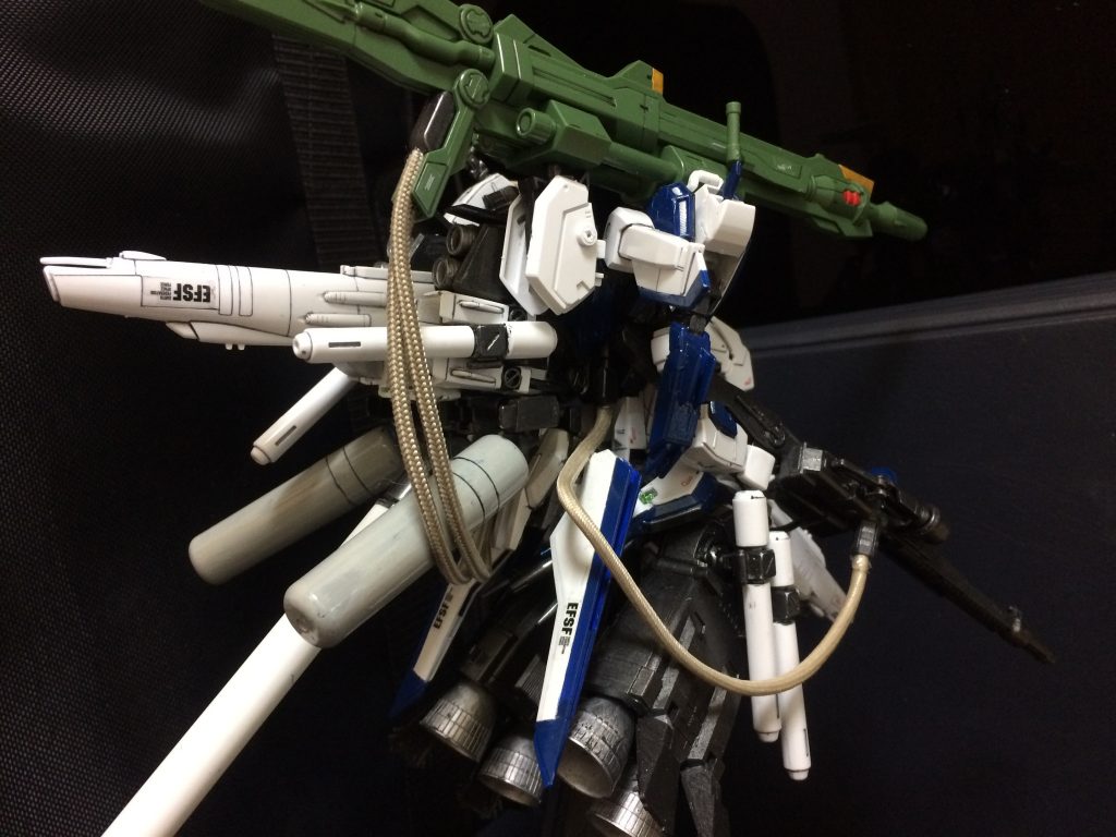 その為、構成パーツの大部分がEx-Sガンダムのパーツのオンパレードである。しかしながら、主砲は無から作る技術は残念ながら持ち合わせていない為、異世界のSガンダムさんが持っていた、バスターランチャー「アグニ」を右肩部に、異世界のMASKD RAIDER・フォーゼが装備していたレーダーを左肩部に装備する。
この「アグニ」はアーガマの主砲程ではないが、それでもコロニーの壁とかに撃てば、うっかり壁に穴が空いちゃったりする程の威力を持つ。