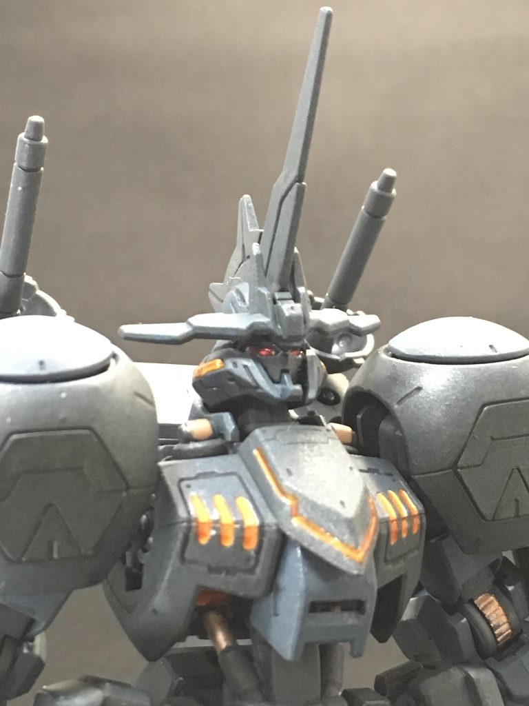 バストアップ。ツインアイはクリアレッドで。