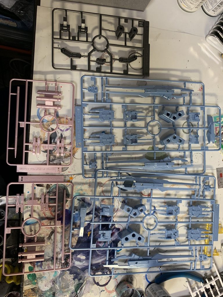 追加パーツのランナー構成です
ミサイルが別になっているのはどんなユーザーにとっても嬉しいですね
色分けはこのままでカンペキです
(今回ダブルオースカイ本体は制作済みを流用しましたので割愛です)
ゲートカットと組み立てだけなら1時間くらいで強化できるかと