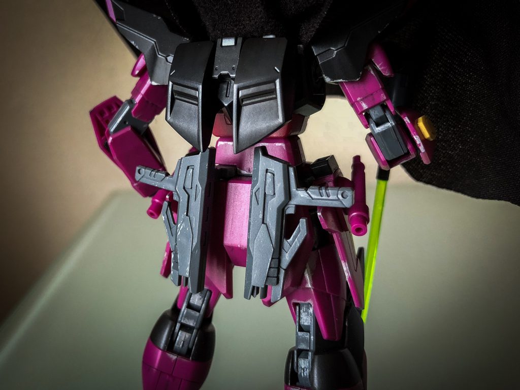 携行火器はビームマグナム。単発での威力に長けたハンドガンを2挺装備することで連射性能を補い、主に牽制用として使用する。