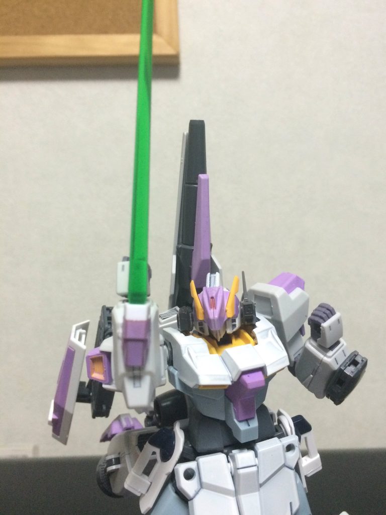 右腕には固定式のビームサーベルユニットを装備!