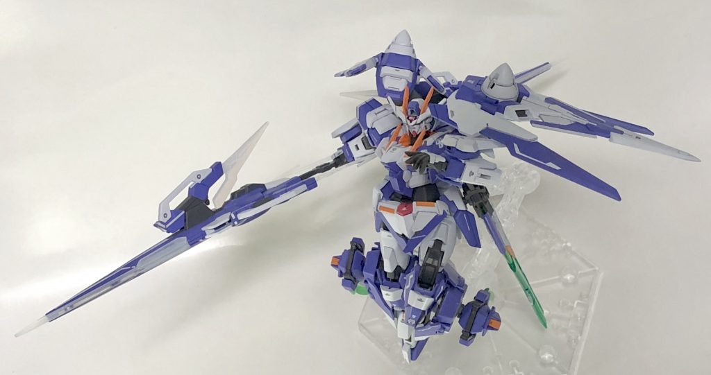 GNソードIVフルセイバー。基本はそのままですが刃がオーパーツのクリアーホワイト仕様。専用仕様としてツインブレードモードも再現可能としています。