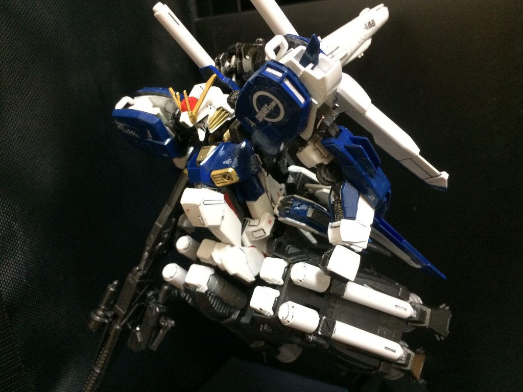 機体解説
型式番号MSA-0011(04)[Bst]
この機体は、一般的に通常作戦ではなく敵地への強襲を目的とした形態であり、
Sガンダムの下半身部（Bパーツ）の代わりに、Ex-Sのブースターユニットをアダプターを介して2基取り付け、バックパックもEx-S同様に2基取り付けて計4基のブースターユニットを装備する形態がオリジナルではあるが、それをやろうとすると、更にHG Ex-Sガンダムのキット(税別2,000円程度)を追加購入せねばならず、それはキツいので、この4号機ではコストを抑えて通常のバックパックで我慢した形態。