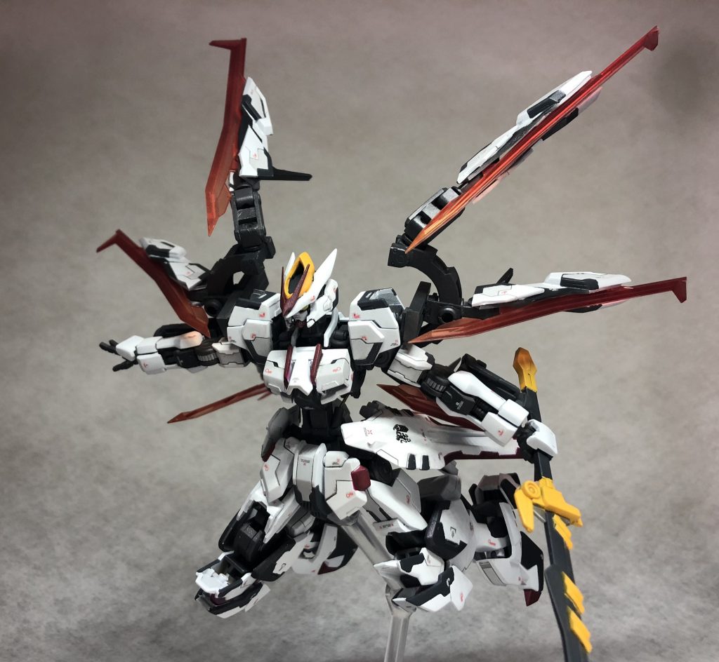 内部に展開式のスラスターが収納されていて、背面にアームを全て集中させることで高速巡航形態に移行することが可能。爆発的な加速で敵機に肉薄し切り伏せる