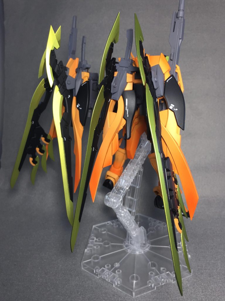 背中にはカスタムキッドの
大剣を4本装備。
クローズマグマが体に
8体の龍がデザインされている
ということで、
大剣4本、羽根の剣2本
バスターライフル2丁で
龍のように長い大型装備を
8本装備させてます(こじつけ)