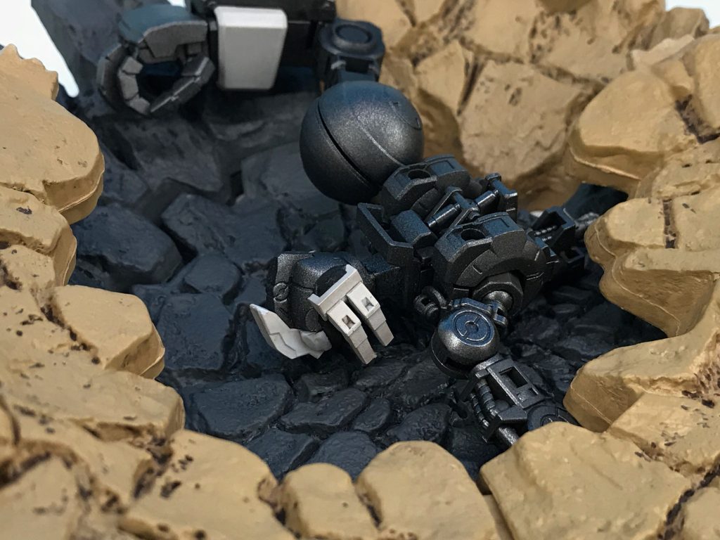 あと、ハボリムは上半身と一部の白い装甲しか発掘されなかったので、ボディの大部分をジャンクパーツで補っている、という設定がありまして。
マシンヘッド形態も、投擲特化のハボリムの弱点(近接格闘)を補う目的で後から追加された…ってことにしています。