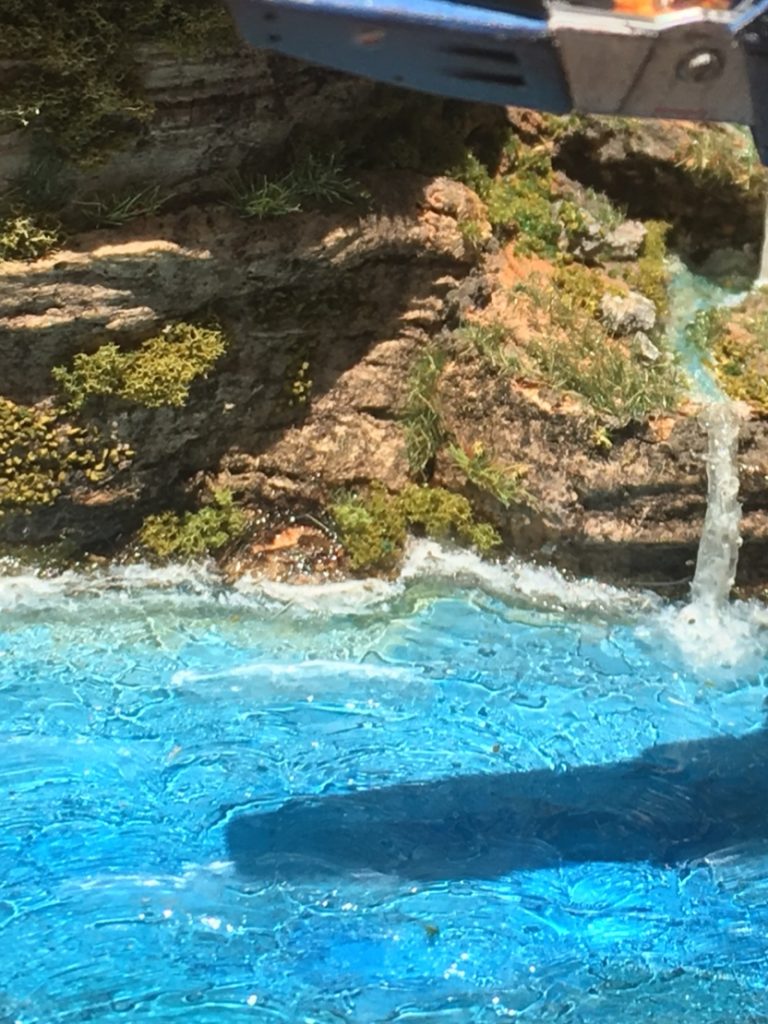 崖はコルク樹皮で、海はモデリングウォーターで再現。