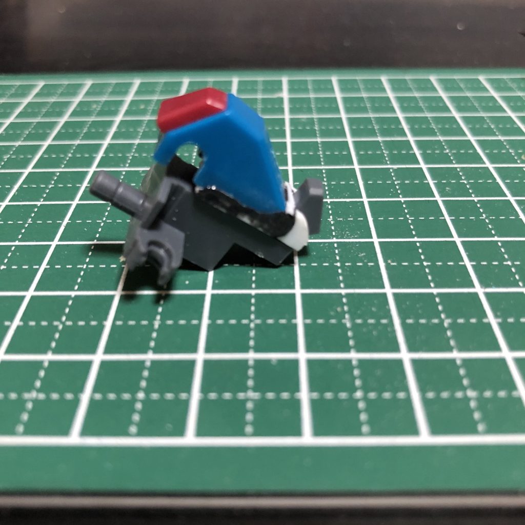 スカート前面も規格が違うのでプラ板に初挑戦。