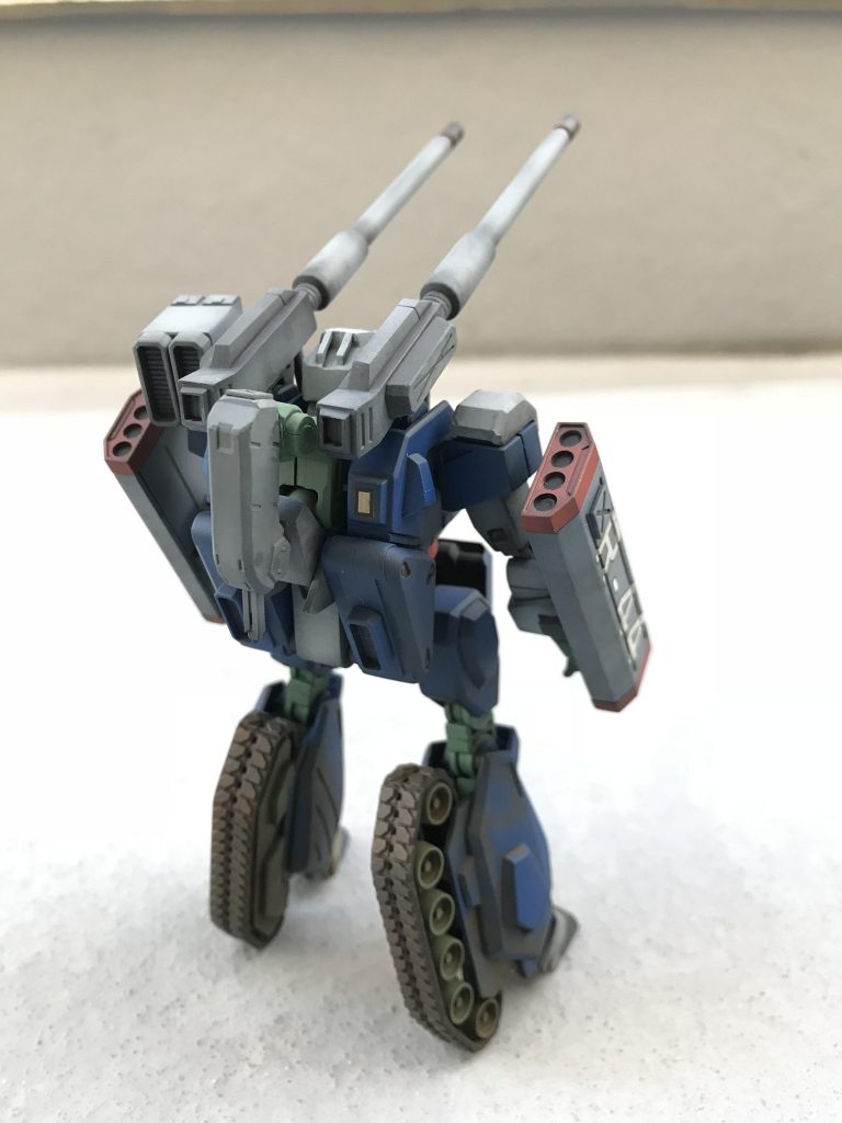 キャノン砲基部は後ハメできるようにジョイントを変更しました。本来腰につく履帯は使わずボディ側にくっつけ、逆に背部中央のユニットが変形時に動いて股間に入るようにしています。