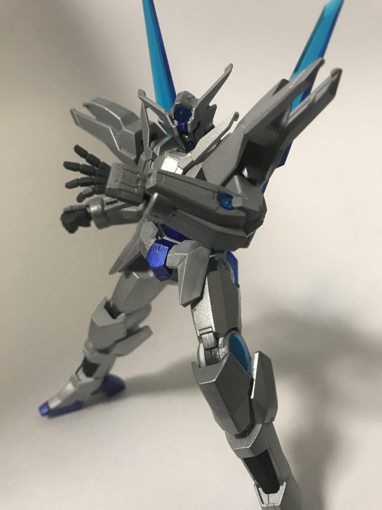 塗装はアルミシルバーでちょちょいと。
本体の色を暗くした方が水色のクリアパーツが映えるかなと思いこの色にしました。