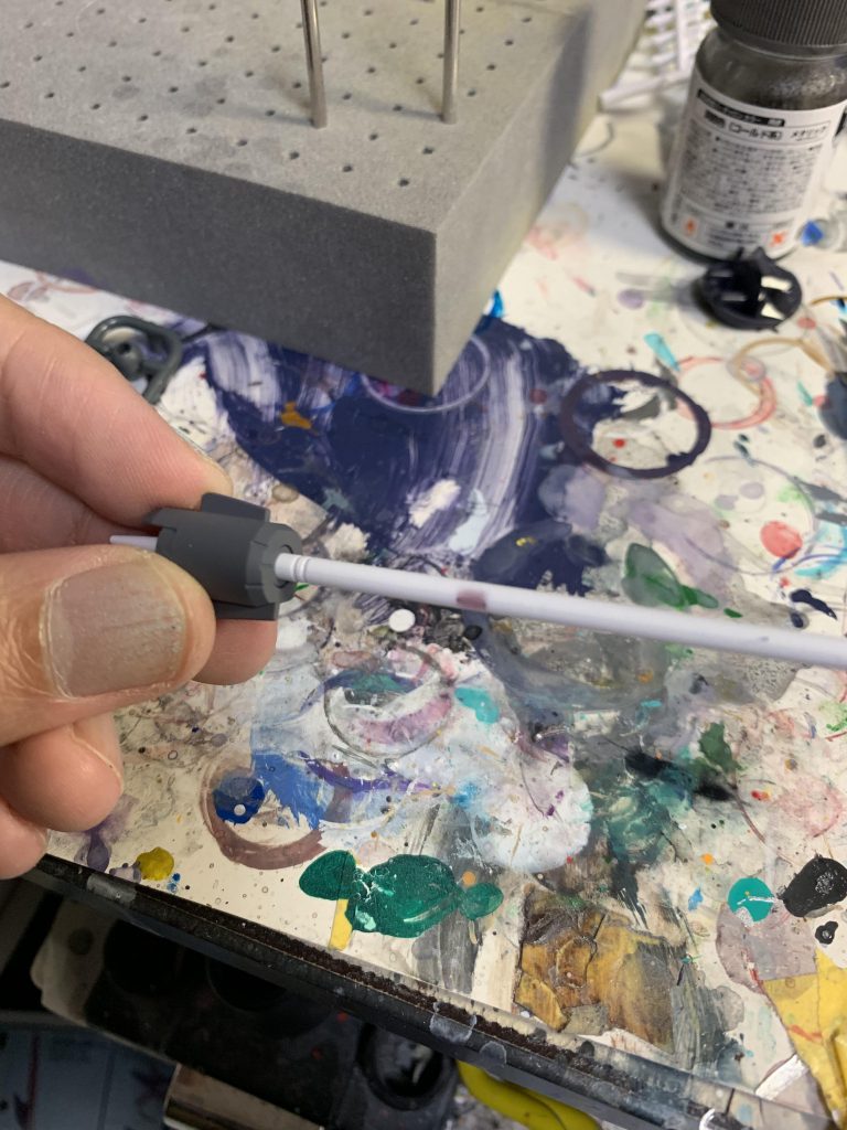 塗装派最大のネックはこのダインスレイヴもどき(ホントはミサイルです)
穴を通して入れる仕様な上、隙間が無いのでメッチャ摺動=ハゲます。
他にも保持箇所はあるので発射方向にスカスカになることを無視すれば
先に穴を広げておくのが良いかと
あとこの大型ミサイルの収まるバレルもなかなか勘合がピッチが長い為か浮き易いので注意を