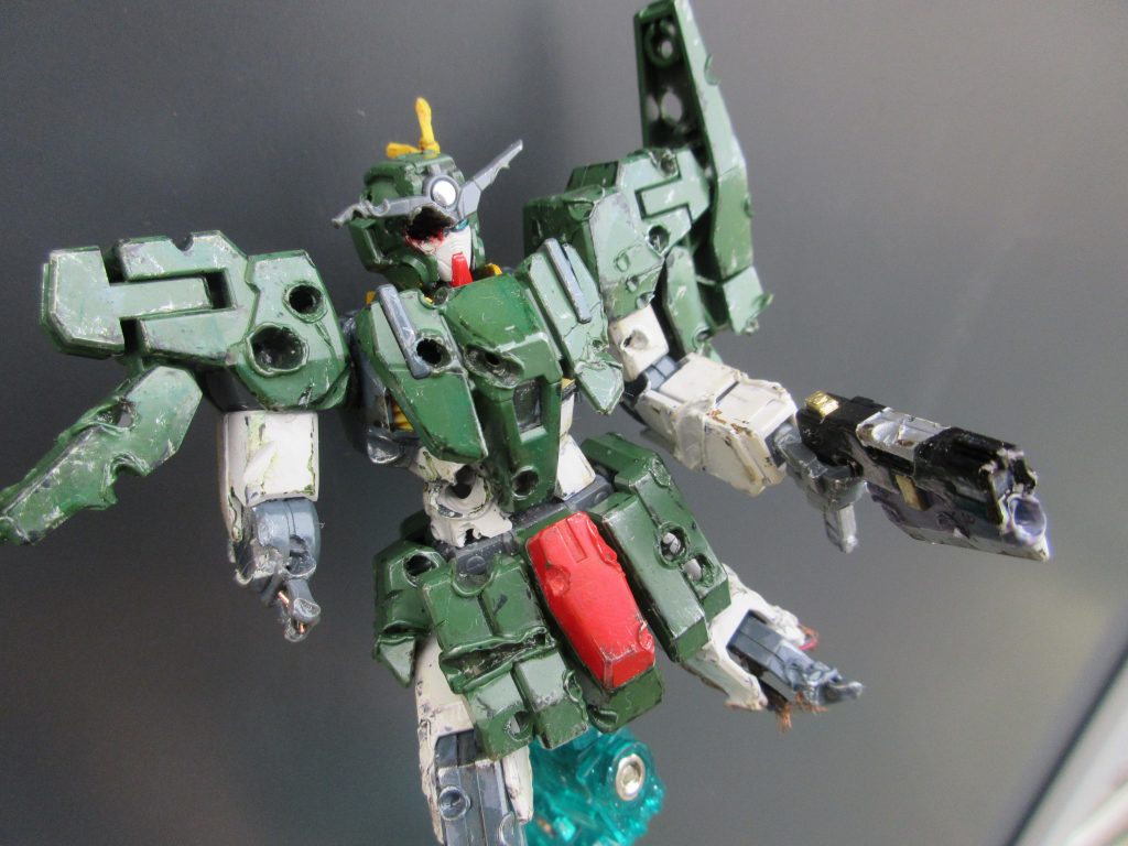 こうなって(ウェザリング、右手と左手から内部電線が剥き出しです。)