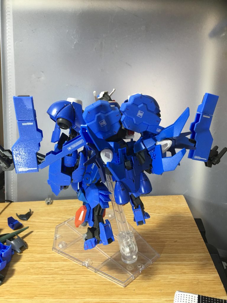 背面、防御壁兼サブアームのシールドアームも標準装備