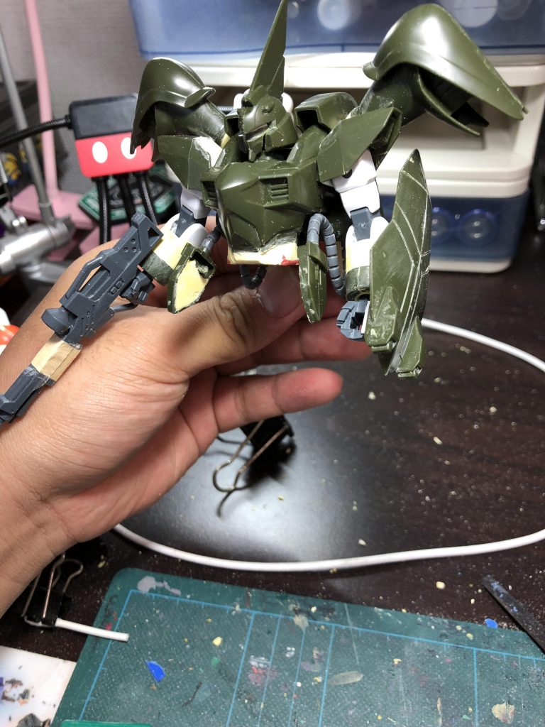 パテがを、使い隙間を無くし順調に上半身完成