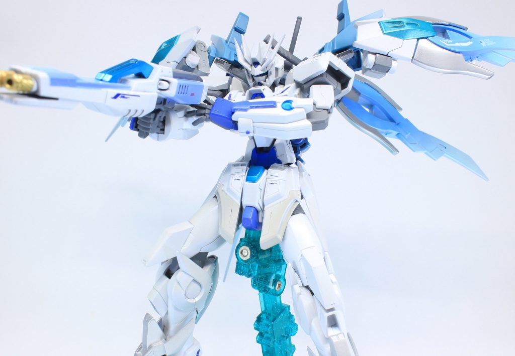 二つの銃を重ね合わせることにより最大火力を、発揮するツインバスターライフル。
本編では火力に耐えきれず崩壊するシーンがありましたが 先述したメタルパーツの置き換えにより 連続した使用ができるようになりました。