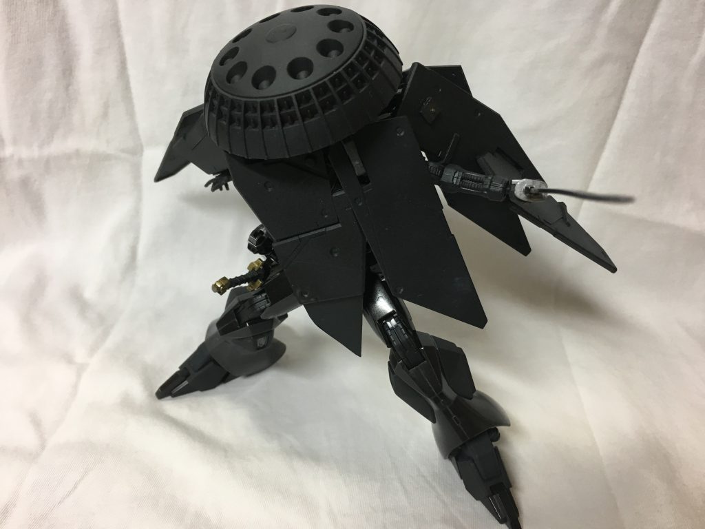 依頼やお尋ね者を狙い、斬ることで誰かを救おうとする。
用いる刀銘は黒刀・黒斬。高い耐久性とよく斬れることが持ち味。


（纏っている装甲と笠はステルス装甲という設定。遠中距離からの接近に勘付かれず、気付いた時にはもう斬られる間合いに。
黒斬はいわば斬っても折れない硬い刀がイメージです。）