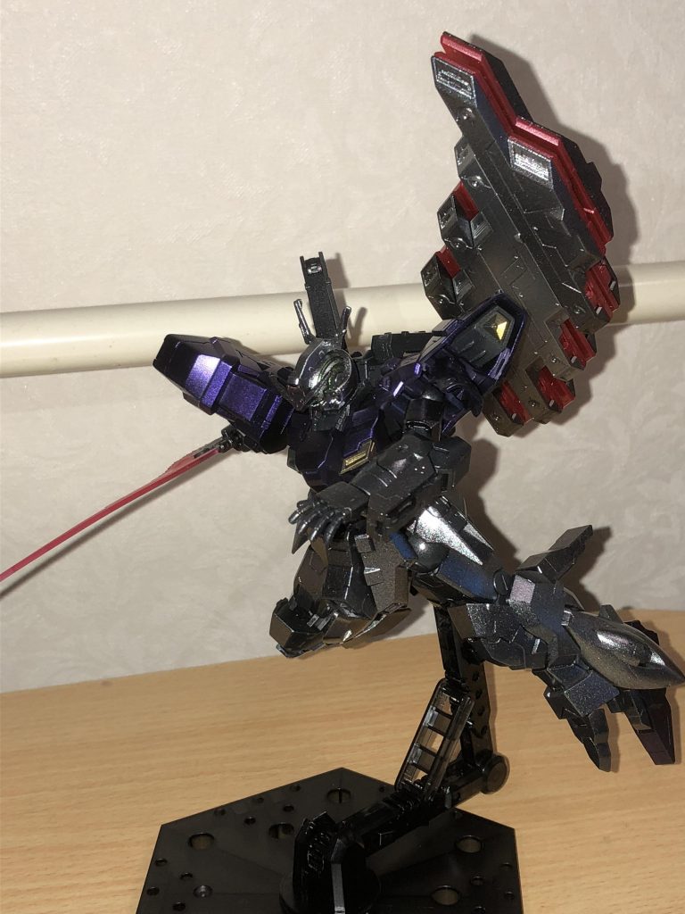 近接戦闘をイメージした一枚。脚部のバーニア部が稼働するので、躍動感が出ます。