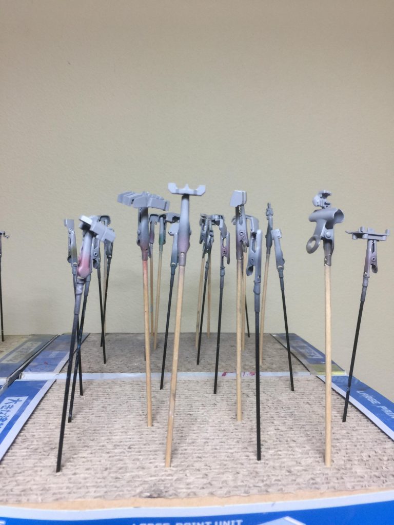 ジム・シャドーのパーツに サーフェイサー
グレー 1000を 吹いた 制作工程