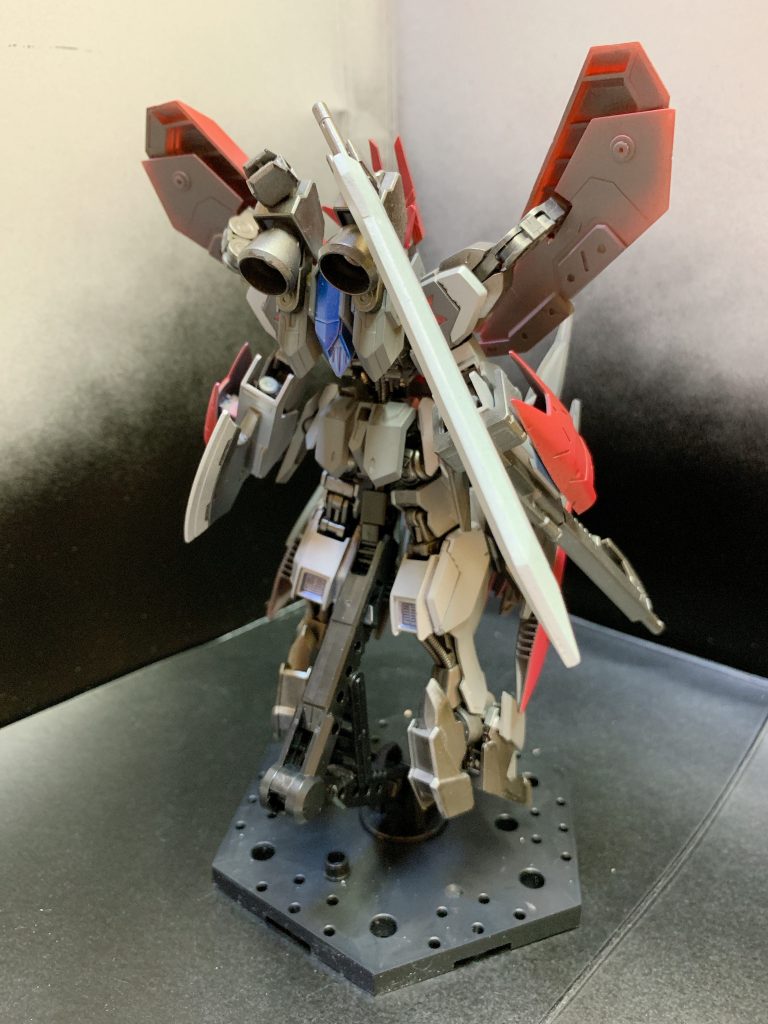 リアショット。超大型エイハブスラスター搭載のバックパック。
機体のカラーリングはブレイクブレイドという作品のデルフィング第3形態をイメージしてます。気になった方はググってください笑