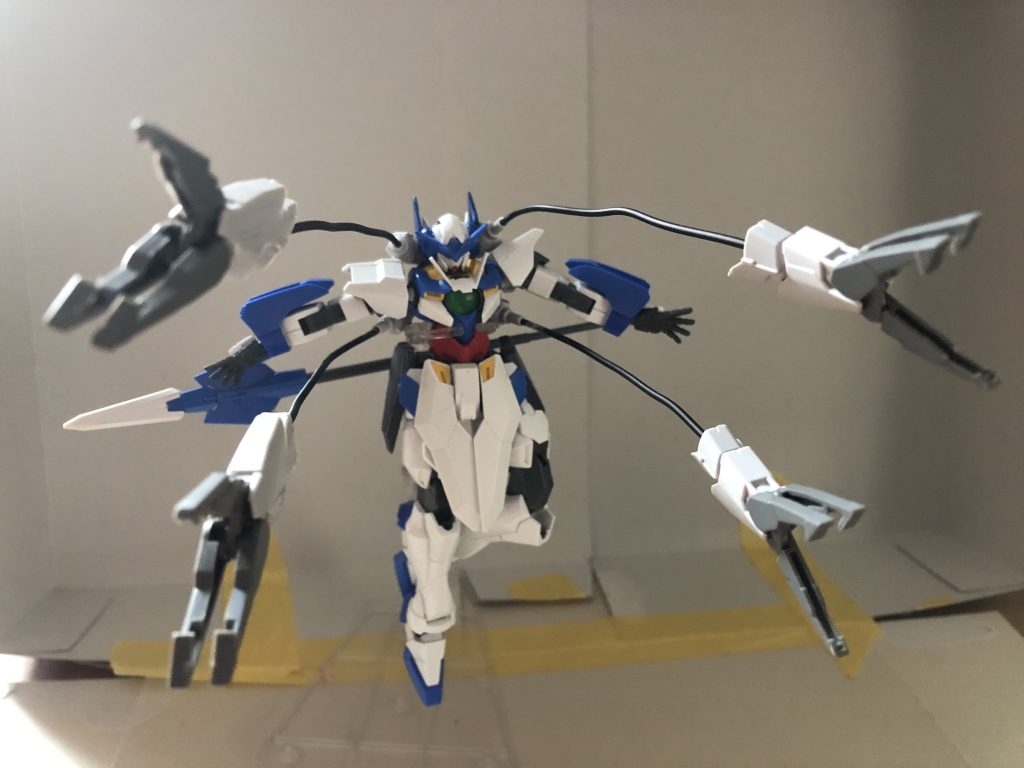 副武装のクローインコム。ビット兵器と違って有線兵器なので相手を捕まえてGNスピアでグサリとかクロー内部にビーム刃を走らせ挟んで切断とか移動中に壁や岩とかに突き刺して急な方向転換とかと割と便利そうな武装