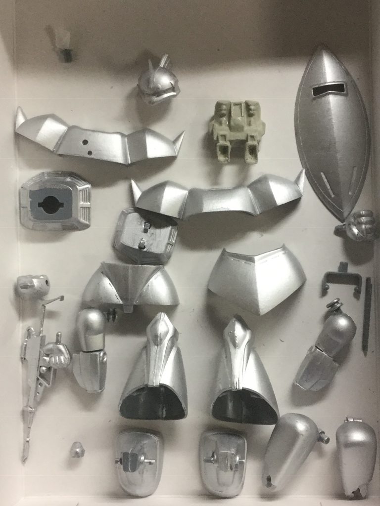 下地塗装後の様子。
基本的に製作方法は他のゲルググとほぼ同じです。