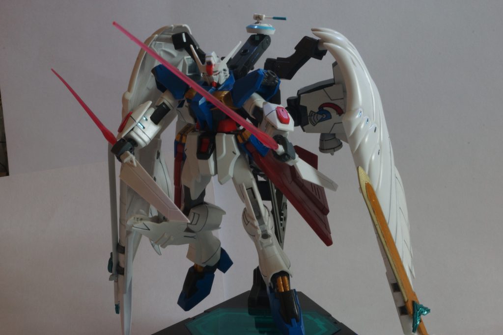 　膝部硬質ブレードは、ビームサーベル持ち手と合体させて硬質ブレイドにできます。ビームサーベルも普通に使えます。