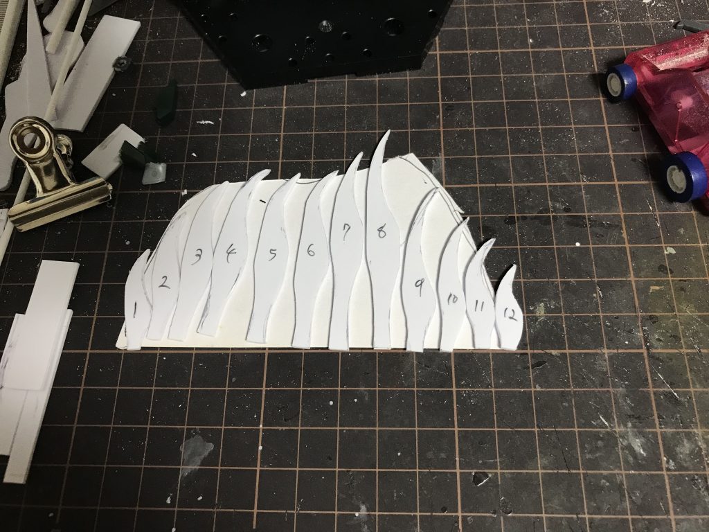 モチーフであるスピノサウルスの個性とも言える背鰭
こちらも元となる骨格をイメージして短冊状のパーツをプラ板から大量生産
骨っぽさと同時に海洋生物感が出ればいいかなと考えミノカサゴの鰭をモデルに整形しました