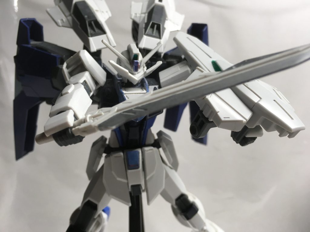 シールドには、ショートサーベルをマウントしています。