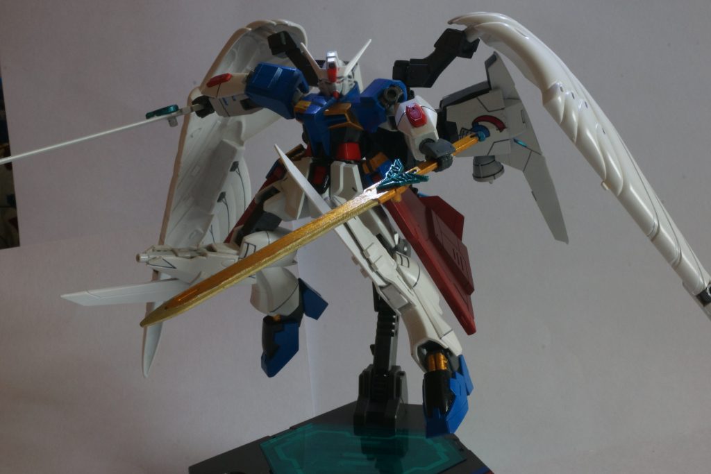 　ポージングです。
　金色の方が、金木犀の剣、白い方が銀木犀の剣です。金木犀→黄色い花で尖った葉、銀木犀→白い花で丸い葉。ということでそれぞれネオジオン、ジオンのエンブレムを改造してはっています。色はそれぞれ花びら準拠です。