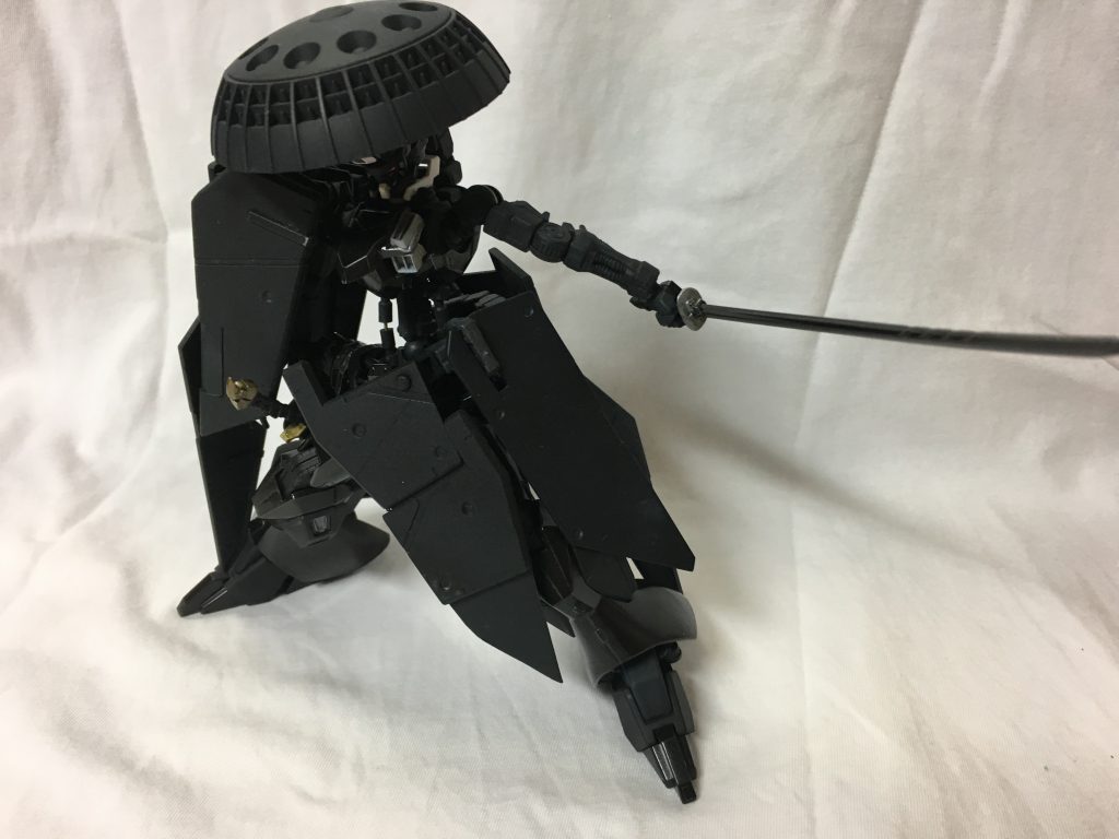 「こいつぁ、少々手間がかかるか」

外套を纏っている姿を第一の姿とするなら、これは第二の姿。
憂武有流は左利きなので左側の外套を着流し、可動を確保する。
（着流しのように腰に纏わせるのは、また再装着するため、つまり撤退を考えてのことである。）